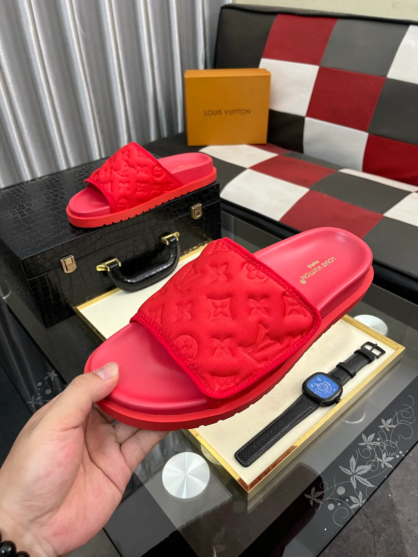 Men's men's shoes💰320⌚️⌚️[Louis Vuitton LV slippers] (high-end cowhide) counter 1:1 fashion style summer must-have! The designer used LV’s iconic outsole. The original simple slippers instantly become fashionable! The upper is made of flexible special cowhide leather straps alternately, and the workmanship is exquisite! A must-have for stylish men in summer, size 38-44